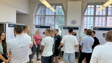 Man sieht viele Studierende.