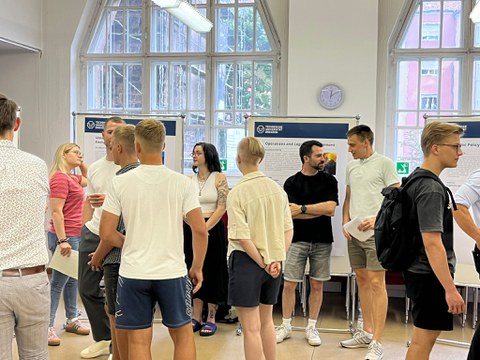 Man sieht viele Studierende und Mitarbeitende der Fakultät
