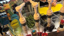 Man sieht einen Cocktailkurs