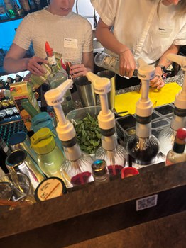 Man sieht einen Cocktailkurs