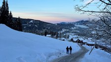 Es ist eine Winterlandschaft zu sehen. 
