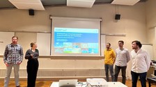 Es sind Studierende bei einer Präsentation in einem Seminarraum zu sehen. 
