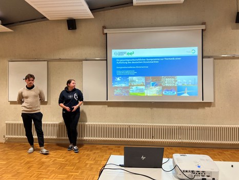 Es sind Studierende bei einer Präsentation in einem Seminarraum zu sehen.  