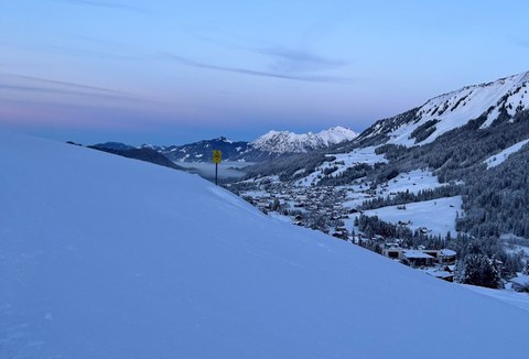 Es ist eine Skipiste zu sehen 