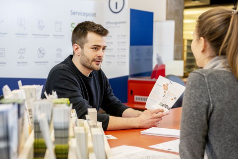 Mann berät Studentin
