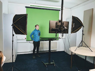 Es ist das Video-Studio der professur Informationsmanagement zu sehen.der 