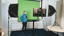 Es ist das Video-Studio der professur Informationsmanagement zu sehen.der 