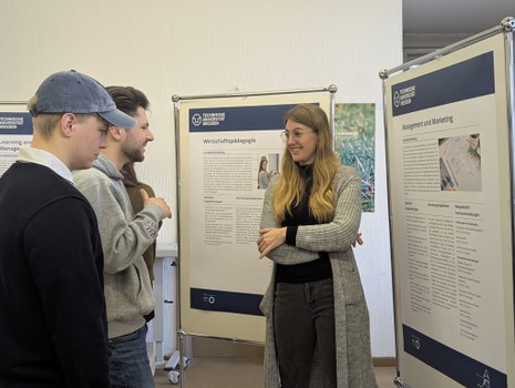 Zu sehen ist eine Studienberatungssituation