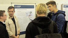 Zu sehen ist eine Studienberatungssituation