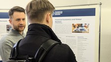 Zu sehen ist Tobias Geisler, der einen Studenten berät