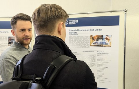 Zu sehen ist Tobias Geisler, der einen Studenten berät