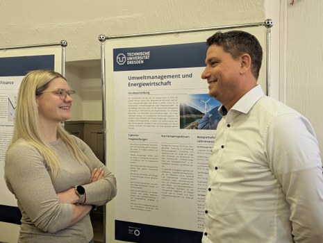 Zu sehen sind Prof. Möst und Lisa Junge, die sich vor einem Poster unterhalten.