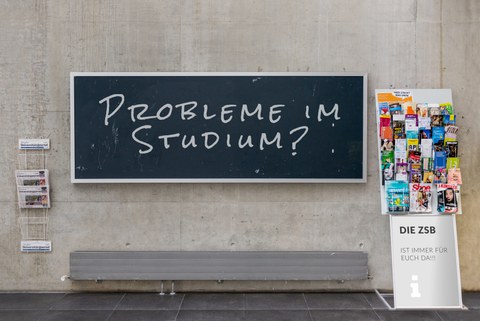 Foto: Eine Tafel hängt im Chemiebau an der Wand. Darauf steht "Probleme mit dem Studium?
