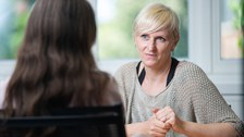 Man sieht ein Beratungsgespräch