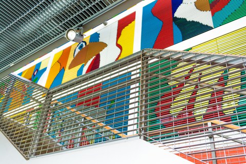 Foto: Farbenfrohe, abstrakte Wandmalereien im Foyer des Hörsaalzentrums von Michael Fischer-Art