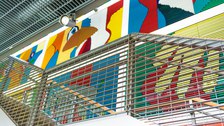 Foto: Farbenfrohe, abstrakte Wandmalereien im Foyer des Hörsaalzentrums von Michael Fischer-Art