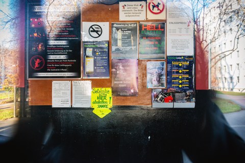 Das Foto zeigt eine Informationstafel an einem Studentenclub der TU Dresden.