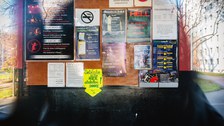 Das Foto zeigt eine Informationstafel an einem Studentenclub der TU Dresden.