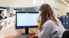 Eine Frau telefoniert und checkt etwas im Internet