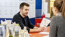 Ein Mann berät eine Studentin