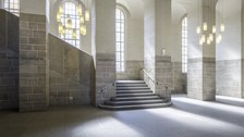 Blick in eine Seite des Foyers des Schumann-Baus