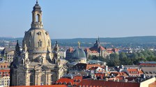 Auf dem Foto ist eine Luftaufnahme der Frauenkirche und der umliegenden Gebäude zu sehen.