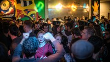 Tanzende Studenten bei einer Party im Hörsaalzentrum