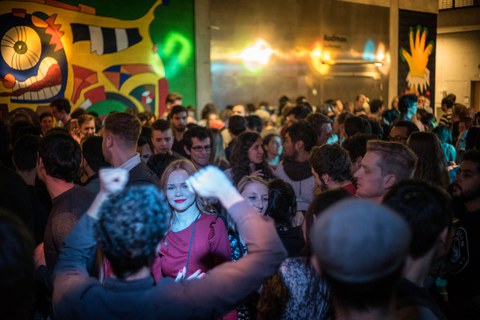 Tanzende Studenten bei einer Party im Hörsaalzentrum
