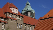 Anblick des Turm des SChumann-bAus vom Parkplatz hinter dem Gebäude