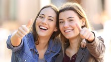 Zwei lachende Frauen