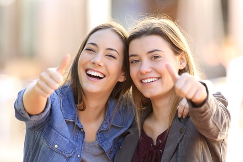 Zwei lachende Frauen