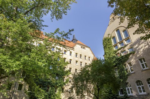 Blick auf Nordflügel des Hülße-Baus und den Tillich-Bau