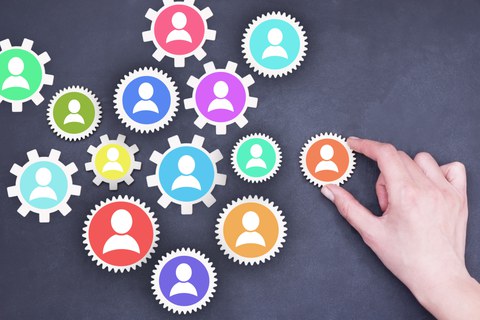 Man sieht viele verschiedene Bausteine fürs Personalmanagement