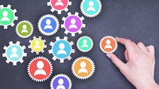 Man sieht viele verschiedene Bausteine fürs Personalmanagement