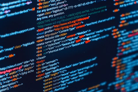 Das Foto zeigt die Nahaufnahme eines Quellcodes beim Programmieren.