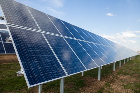 Foto einer Solaranlage auf einer Wiese.
