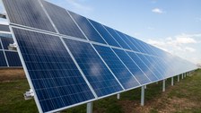 Foto einer Solaranlage auf einer Wiese.