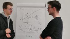 Marius Kröper im Gespräch mit einem Studieninteressierten 