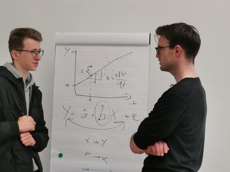 Marius Kröper im Gespräch mit einem Studieninteressierten 