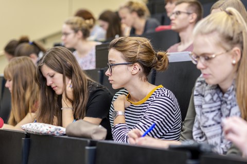 Foto von Studierenden in einer Vorlesung in einem Hörsaal.