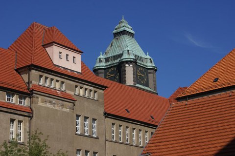 Anblick des Turm des SChumann-bAus vom Parkplatz hinter dem Gebäude