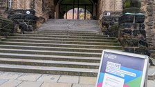 Zu sehen ist der Haupteingang des Schumann-Baus