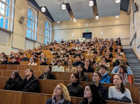 Zu sehen ist ein voller Hörsaal