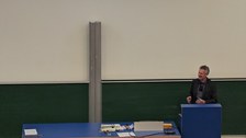 Zu sehen ist ein voller Hörsaal
