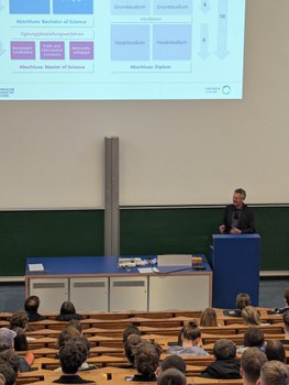 Zu sehen ist ein voller Hörsaal