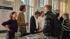Zu sehen ist ein Infostand