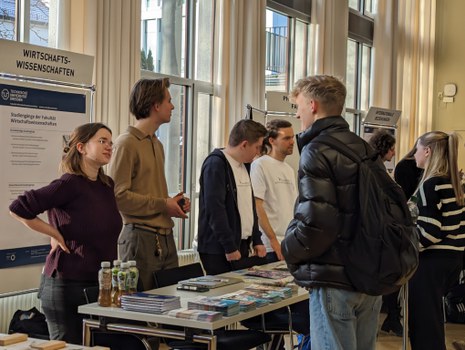Zu sehen ist ein Infostand