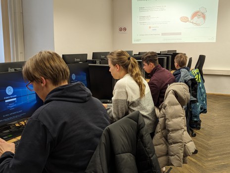 Zu sehen sind Schüler in einem PC-Pool