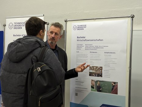 Zu sehen ist eine Beratungssituation