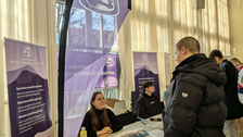 Es ist ein Infostand des FSR bei UNI LIVE zu sehen 